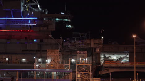 Foto-Nocturna-Exterior-Del-Museo-USS-Midway-Con-Luces-Impresionantes