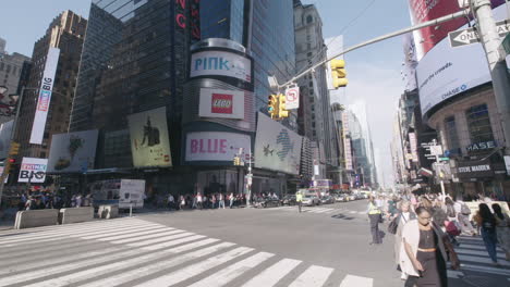 Wide-shot-of-busy-intersection-in-midtown-Manhattan