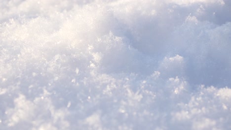 Imágenes-De-Primer-Plano-De-4k,-Que-Capturan-Nieve-En-Polvo-Fresca-Paleada-En-Un-Soleado-Paisaje-Invernal