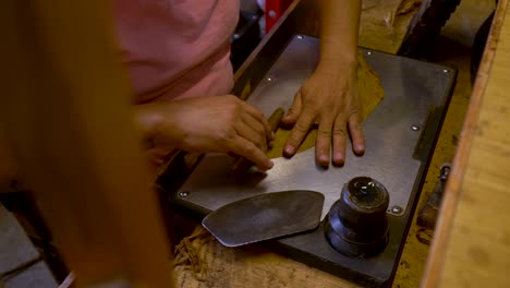Nahaufnahme-Handwerklicher-Hände,-Die-Luxuszigarre-Aus-Tabakblättern-Rollen,-Traditionelle-Handgemachte-Zigarrenproduktion