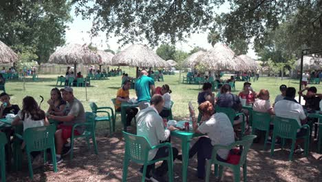 Los-Visitantes-Del-Parque-Reciben-Alimentos-Y-Bebidas