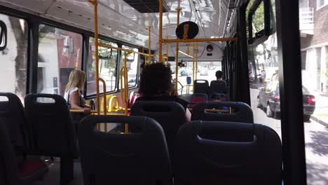 POV-Perspectiva-Del-Pasajero-Viajar-Sentado-En-Un-Autobús-Público-En-Sudamérica