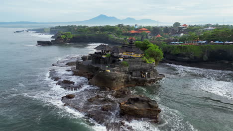 Drohne-Umkreist-Den-Tanah-Lot-Tempel-An-Einem-Nebligen-Bali-Morgen-In-Indonesien