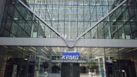 Schwenkaufnahme-Des-KPMG-Büros-Im-Frankfurter-Flughafen