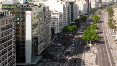 Die-Berühmte-Avenida-Rio-De-Janeiro-Mit-Dem-Exotischen-Strand,-Der-Sich-Auf-Einem-Der-Gebäude-Spiegelt