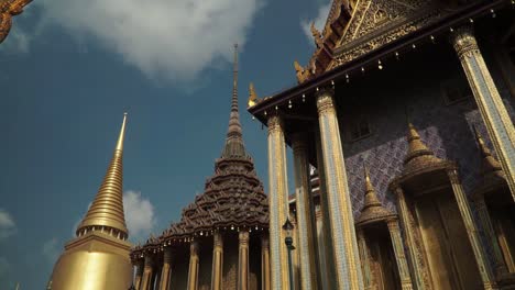 Tilting-Upshot,-Scenic-view-of-Temple-of-the-Emerald-Buddha-in-the-Grand-Palace-in-Bangkok-Thailand