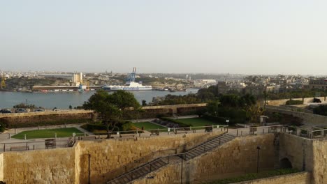 Gärten-An-Der-Stadtmauer-Von-Valletta-Mit-Dem-Großen-Hafen-Im-Hintergrund