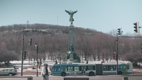 Autobús-Que-Pasa-Por-El-Monumento-A-Sir-George-Etienne-Cartier-Durante-El-Cierre-Del-Coronavirus-En-Montreal