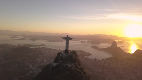 Atemberaubende-Luftaufnahme-Einer-Drohne,-Die-An-Der-Cristo-Redentor-Statue-In-Rio-De-Janeiro-Vorbeifliegt