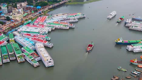 Luftdrohnenaufnahme-Von-Oben-Auf-Den-Buriganga-Fluss-In-Bangladesch,-Wo-Frachtschiffe-Und-Kreuzfahrtschiffe-Anlegen