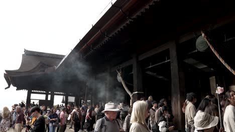 Tourists-And-Visitors-In-Front-Of-Famous-Kiyomizu-dera-Temple-In-Kyoto,-Japan
