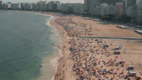Wunderschöne-Aufnahmen-Von-Menschen,-Die-Sich-An-Einem-Exotischen-Strand-Sonnen
