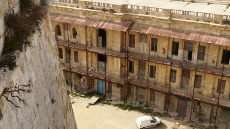 Antiguo-Edificio-Ruinoso-En-El-Museo-Nacional-De-La-Guerra---Fort-Saint-Elmo,-Valletta