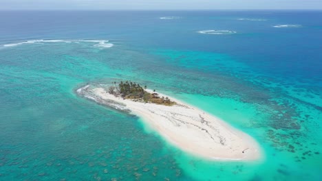Luftaufnahme-Einer-Kleinen-Tropischen-Insel-Im-Tonga-Archipel,-Polynesien,-Blauer-Pazifischer-Ozean,-Weiße-Sant--Und-Palmenbäume,-Drohnenaufnahme
