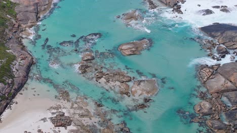 Beobachten-Sie-Von-Oben,-Wie-Die-Wellen-Entlang-Der-Westaustralischen-Küste-Rollen