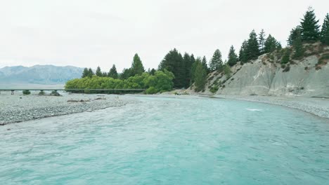 Drohne-Fliegt-Tief-über-Den-Cass-River,-Neuseeland,-Aquawasser