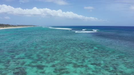 Flug-über-Korallenriffen-Und-Türkisfarbenem-Meerwasser-Auf-Der-Tropischen-Insel-Tonga,-Polynesien,-Ozeanien,-Drohnenschuss