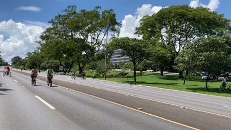 Ciclistas-Disfrutando-De-Un-Paseo-Relajado-El-Domingo-Por-La-Tarde-En-El-Parque-Local-De-La-Ciudad.