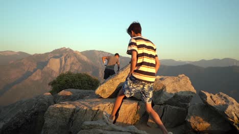 Friends-hike-to-the-peak-of-Moro-Rock-in-California's-Sequoia-National-Forest
