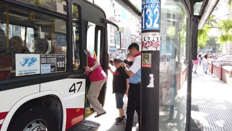 Los-Argentinos-Entran-En-Autobus-Autobús-Transporte-Público-De-La-Ciudad-Ciudadanos-De-América-Del-Sur