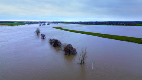 Maas-Niederländische-Landschaftsveränderung-Aufgrund-Der-Klimakrise-Mit-überschwemmten-Gebieten