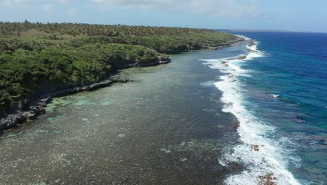Luftaufnahme-Von-Korallenriffen-Zwischen-Dem-Blauen-Pazifischen-Ozean-Und-Der-Küste-Der-Insel-Tonga,-Polynesien
