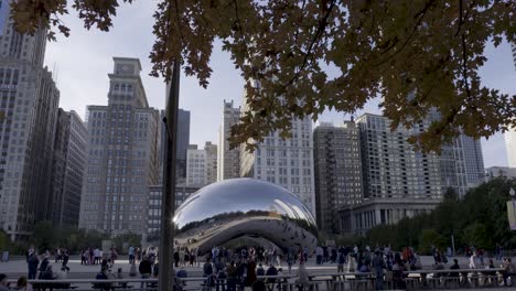 Herbstansicht-Der-Cloud-Gate-Skulptur-Im-Millennium-Park-Mit-Der-Skyline-Von-Chicago