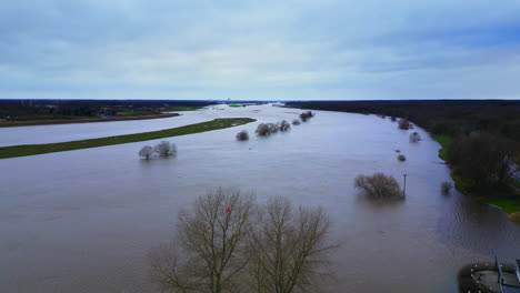 Luftaufnahmen-Von-überschwemmten-Wiesen-Aufgrund-Der-Überschwemmung-Der-Maas,-Limburg,-Niederlande