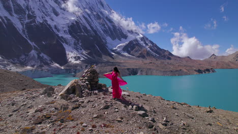 Eine-Märchenhafte-Frau-Streift-In-Rosa-Kleid-In-Manang-Nepal-Umher