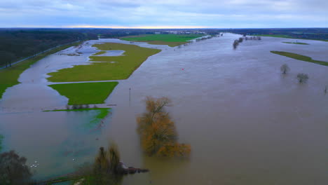 Überlaufende-Deiche-In-Der-Limburgischen-Landschaft-Nach-Überschwemmungen,-Die-Zur-Überschwemmung-Von-Feldern-Führten