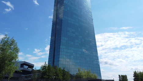 Imagen-Inclinada-Del-Banco-Central-Europeo-En-Frankfurt