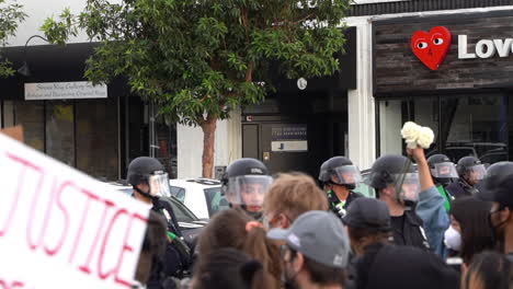 Polizeiblockade-Vor-Black-Lives-Matter-Protest-In-Los-Angeles,-Zeitlupe