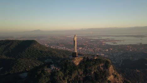 Drohne-Fliegt-Während-Der-Goldenen-Stunde-Um-Die-Cristo-Redentor-Statue-In-Rio-De-Janeiro-Herum