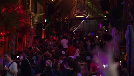Eröffnungsaufnahme,-Junge-Leute-Haben-Spaß-Beim-Feiern-Im-Club-In-Thailand,-Verschiedene-Lichter-Im-Hintergrund