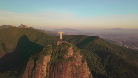 Die-Drohne-Umkreist-Den-Cristo-Redentor-Und-Gibt-Den-Blick-Auf-Die-Stadt-Rio-In-Der-Ferne-Frei