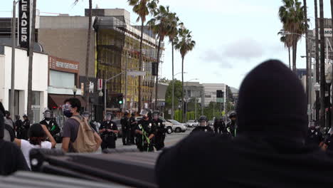 Menschen-Vor-Der-Polizeikette-Mit-Gummigeschossen-Und-Waffen-Gegen-Black-Lives-Matter-Protestieren-Auf-Den-Straßen-Von-Los-Angeles,-Kalifornien,-USA,-Zeitlupe