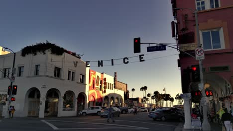 Venedig-Schild,-Schwenkaufnahme-An-Der-Ecke-Pacific-Ave-–-Windward-Ave-Mit-Verkehr,-Während-Des-Sonnenuntergangs,-In-Los-Angeles,-Kalifornien,-USA