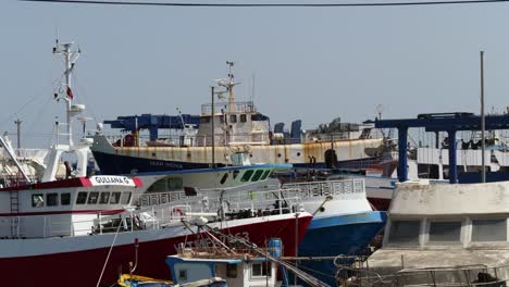 Barcos-Amarrados-En-El-Puerto-De-Marsaxlokk