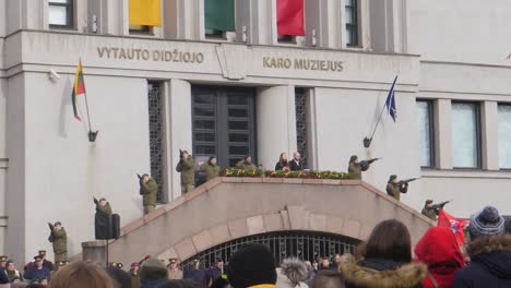 Soldaten-Hommageschuss-Zum-Tag-Der-Restaurierung-In-Litauen