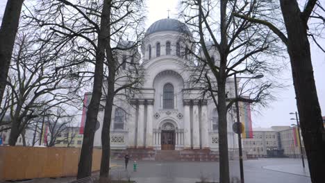 Cámara-Lenta-Yendo-A-La-Iglesia-Ortodoxa-En-Kaunas,-Lituania