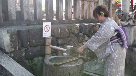Japanese-geisha-washing-hand-at-the-temple