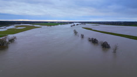 Panoramablick-Auf-Das-überschwemmte-Gebiet-Neben-Der-überfluteten-Maas-In-Limburg,-Niederlande
