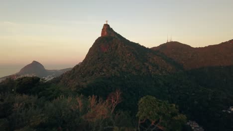 Drone-Vuela-Sobre-El-Bosque-Tropical-Y-Hacia-La-Estatua-Del-Cristo-Redentor-En-Río-De-Janeiro