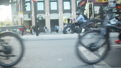 Radfahrer-Radeln-Auf-Dem-Radweg-In-London,-Großbritannien