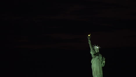 Estatua-De-La-Libertad-Con-Cielo-Nocturno-Negro