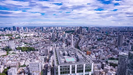 Zeitraffer-Luftaufnahme-Der-Skyline-Von-Tokio-Mit-Weitem-Neigungswinkel-Und-Vorbeiziehenden-Wolken-An-Einem-Lebhaften-Tag