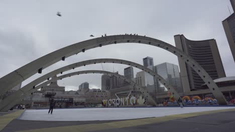 Eisläufer-Auf-Dem-Nathan-Phillips-Square-In-Toronto-Mit-Dem-Ikonischen-„Toronto“-Schild-Und-Dem-Rathaus-Im-Hintergrund