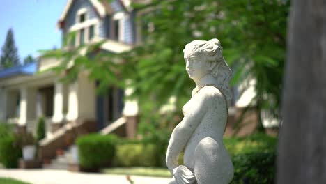 Verzierte-Weibliche-Statue-Aus-Weißem-Marmor-Im-Garten-Eines-Wohlhabenden,-Gehobenen-Herrenhauses