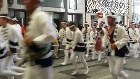Correr-Japoneses-Vestidos-Tradicionalmente-Tiran-De-Una-Carroza-Por-La-Calle-En-El-Festival-Danjiri-Matsuri