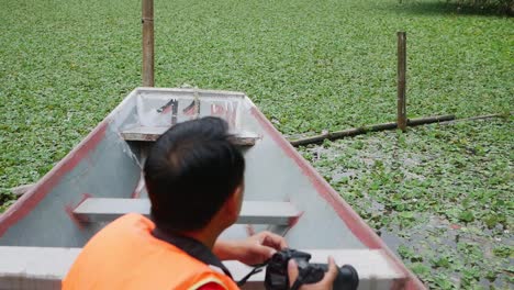 Asiatischer-Fotograf-Bereitet-Kamera-Vor,-Um-Tierfotos-Zu-Machen
